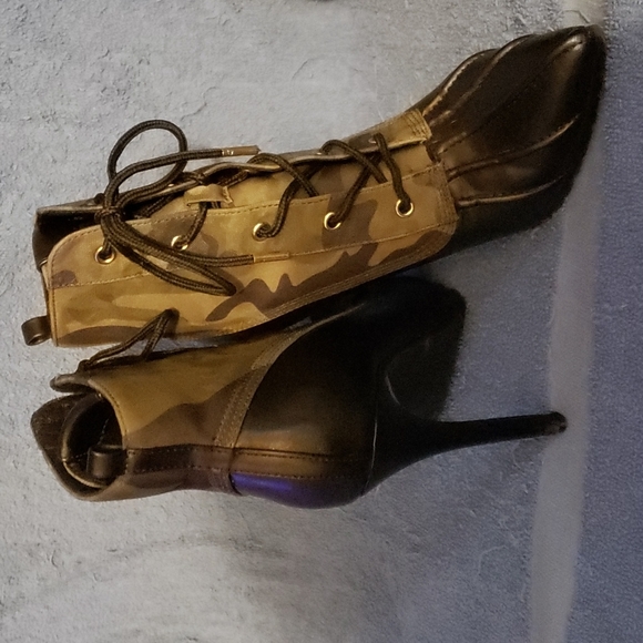 NIB. Stilleto boots booties camo - Picture 3 of 3